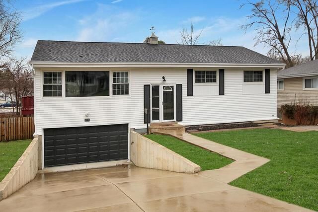 Property Photo:  811 Skyline Drive  IL 60010 