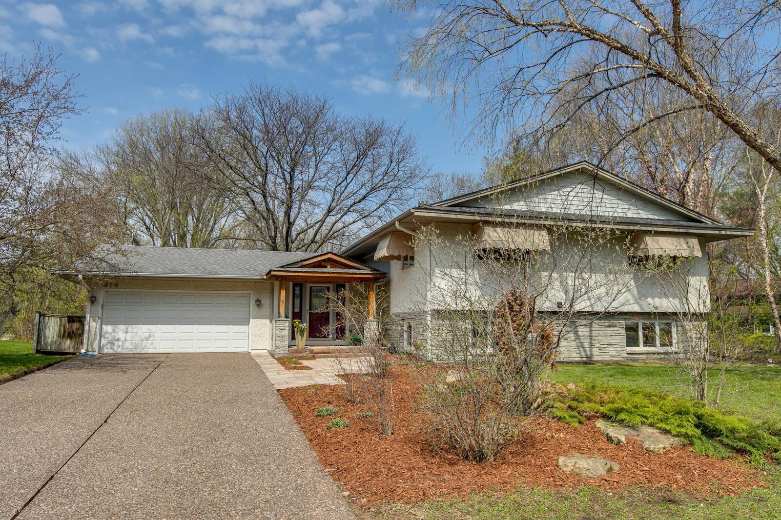 Property Photo: 819 Everett Drive MN 55082