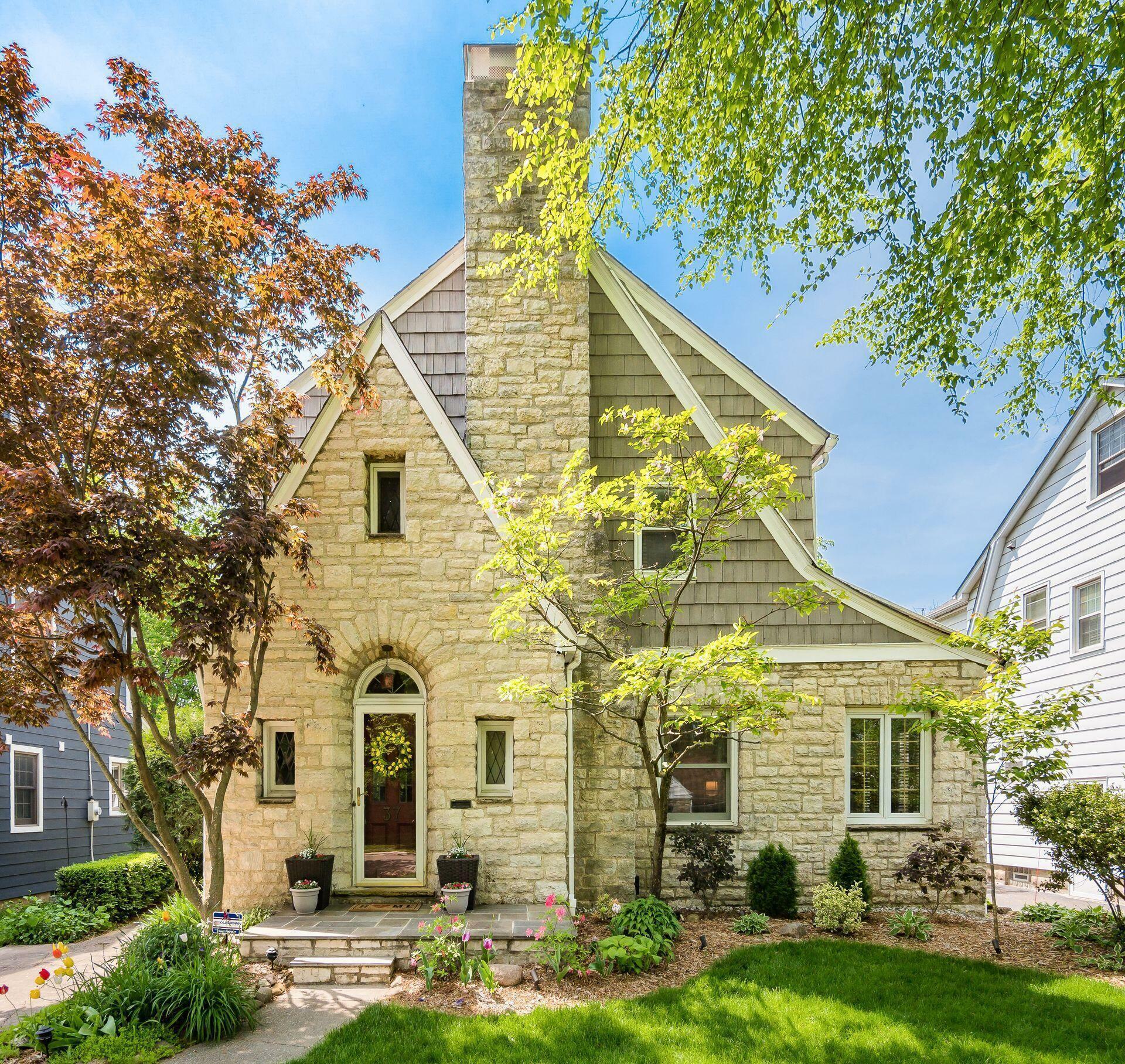 37 N Stanwood Road  Columbus OH 43209 photo