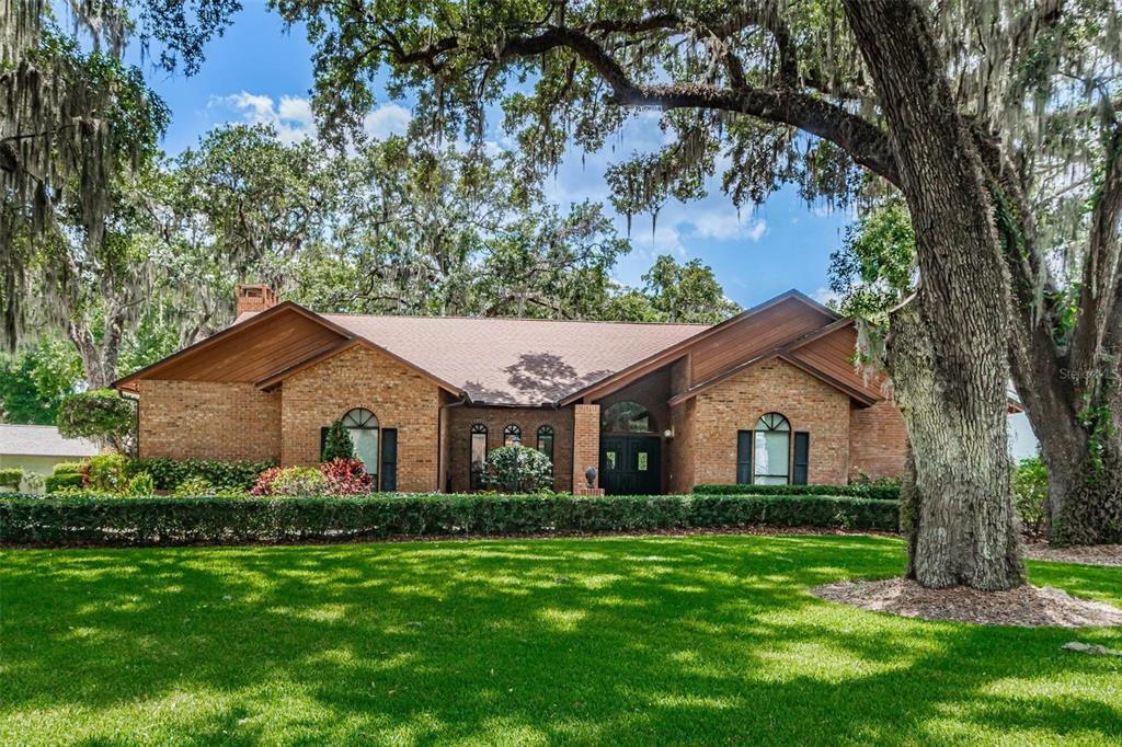 Property Photo: 2110 Arbor Oaks Drive FL 33594