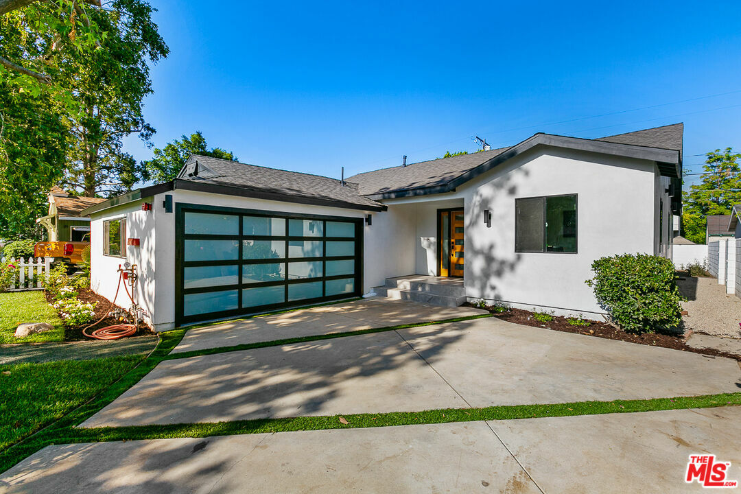 Property Photo: 5826 Saloma Ave CA 91411