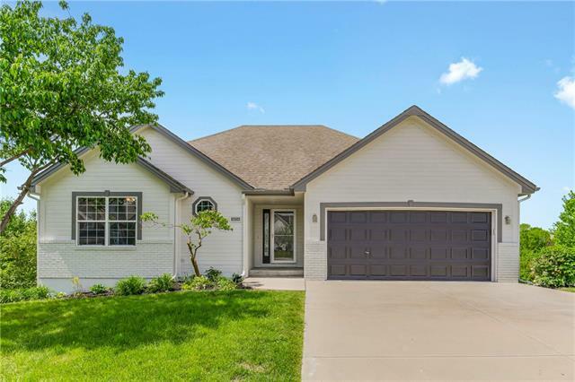 Property Photo: 10216 N Elmwood Court MO 64156
