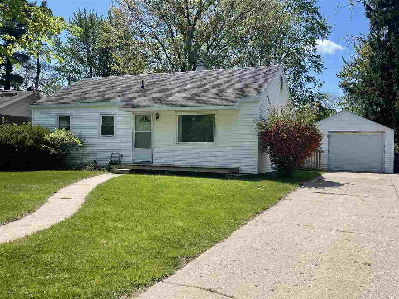 Property Photo:  1214 E Saint Andrews Road  MI 48642 