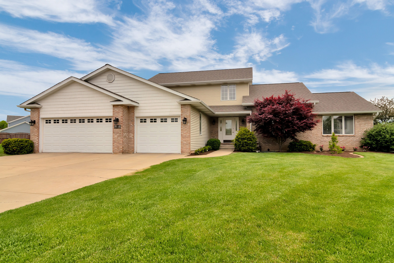 Property Photo: 958 Willow Circle IL 60115