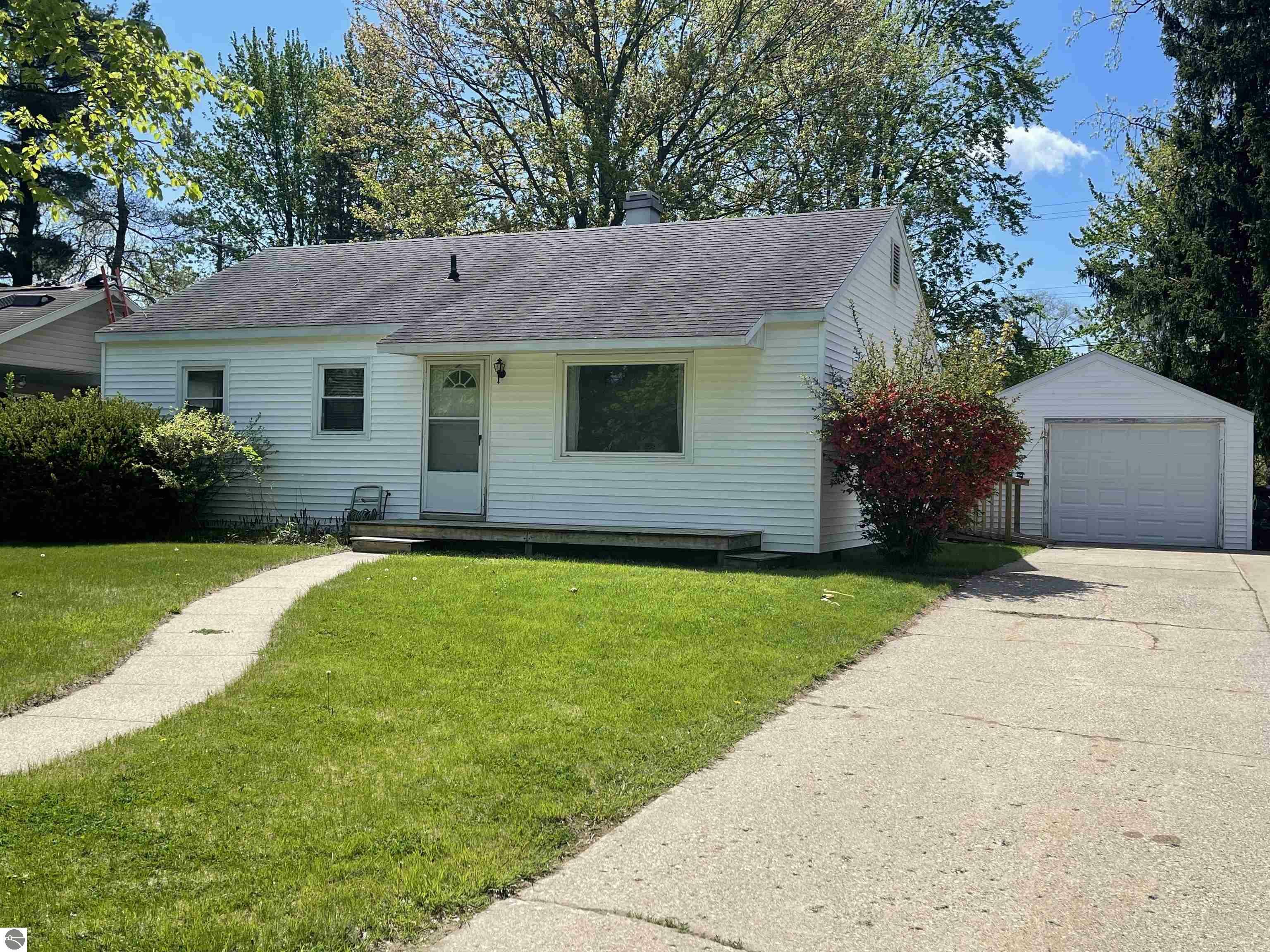 Property Photo:  1214 E Saint Andrews Drive  MI 48642 