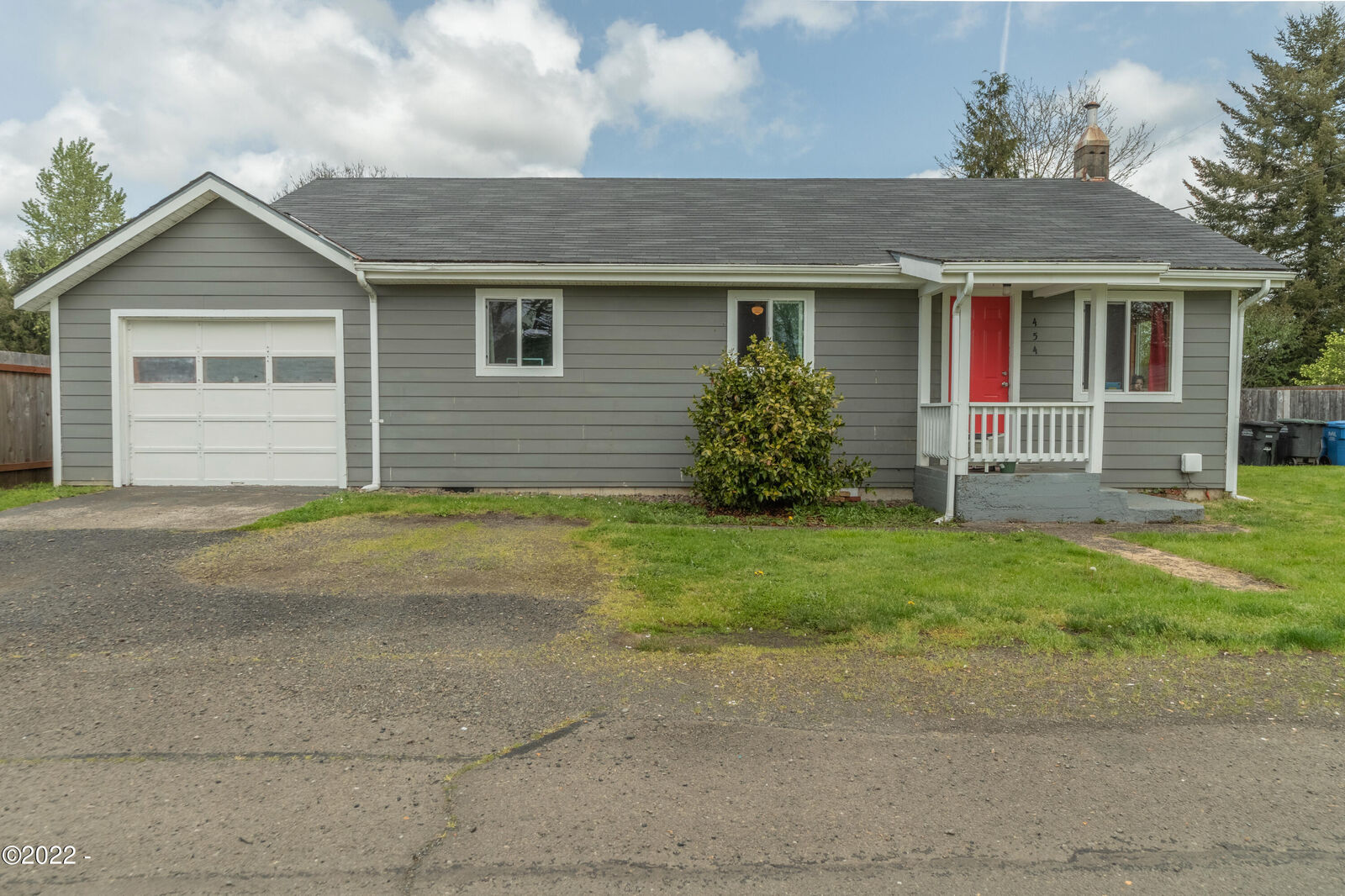 Property Photo:  454 NW James Franks Avenue  OR 97380-2044 