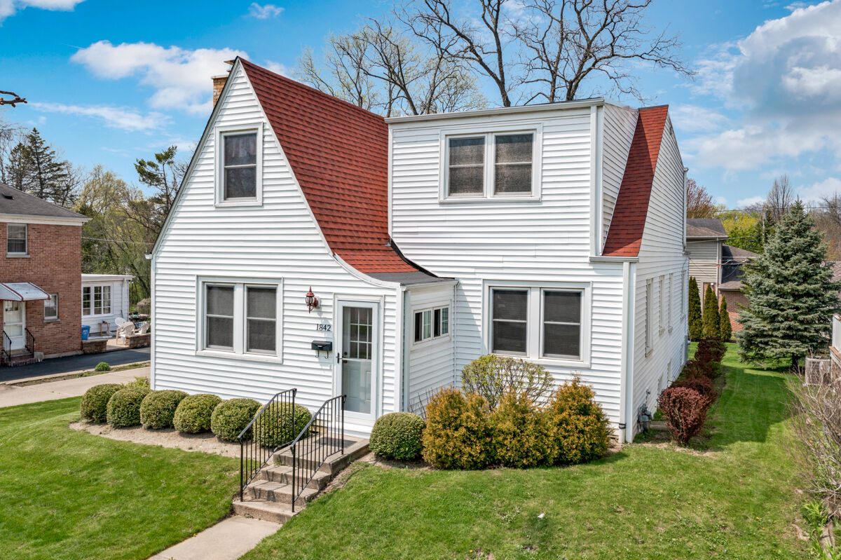 Property Photo:  1842 Sunset Road  IL 60035 