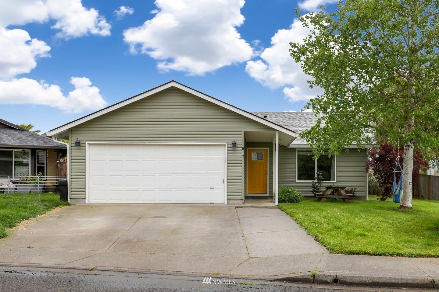 Property Photo:  917 SE 4th Avenue  WA 98604 