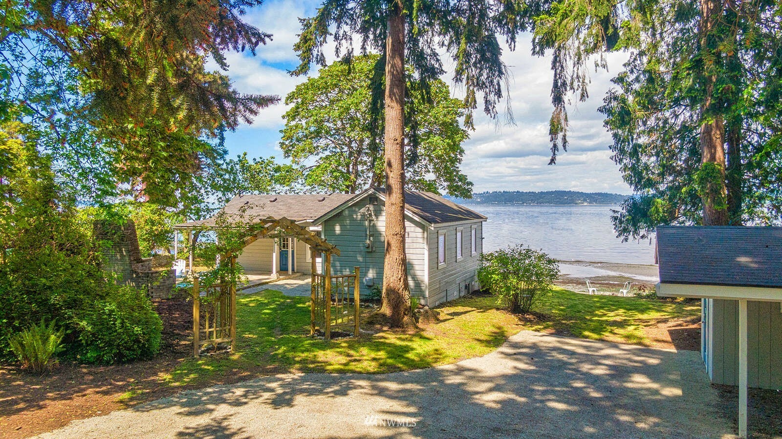 Property Photo:  4528 SW Luana Beach Road  WA 98070 