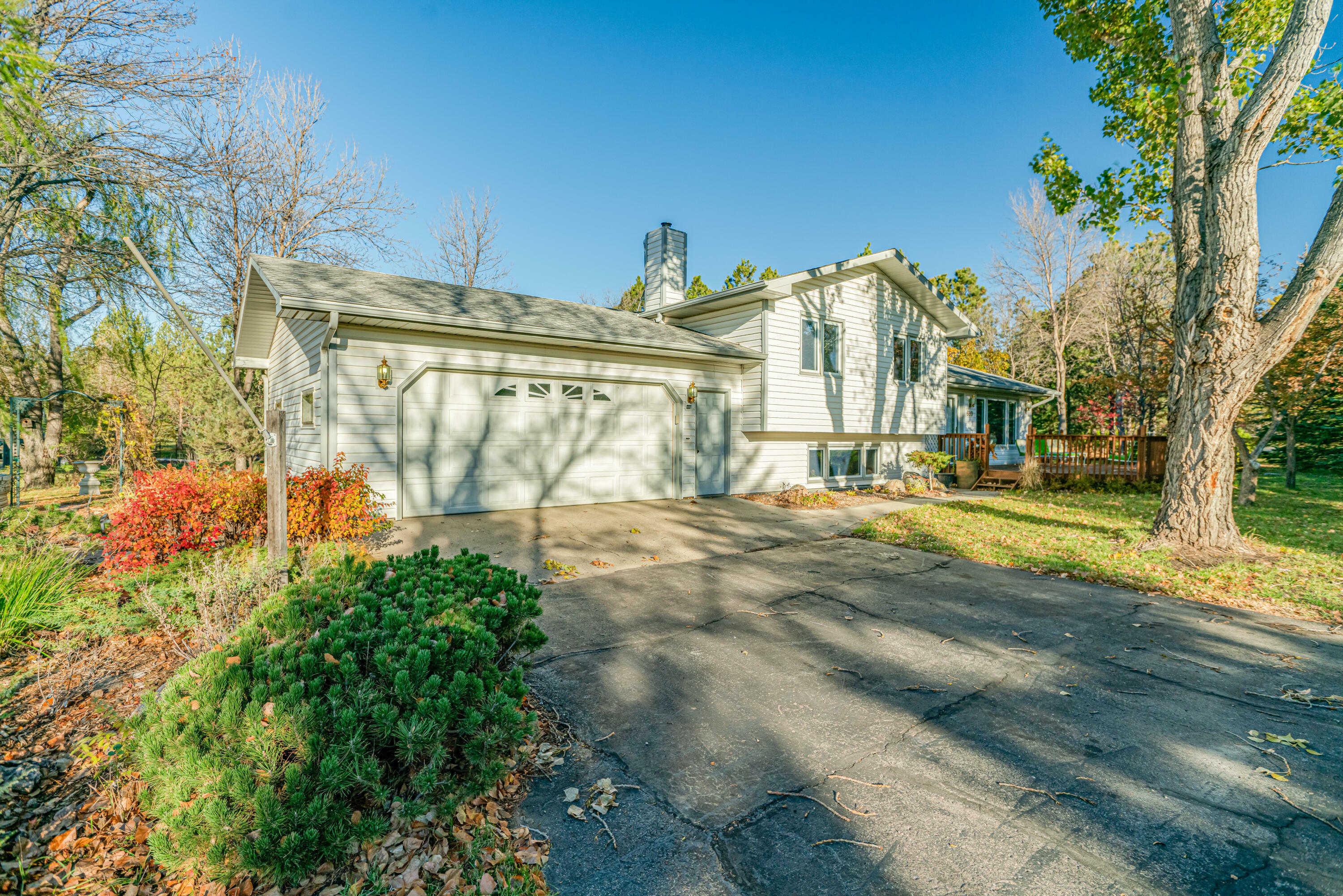 Property Photo:  520 Bristol Drive W  ND 58501 