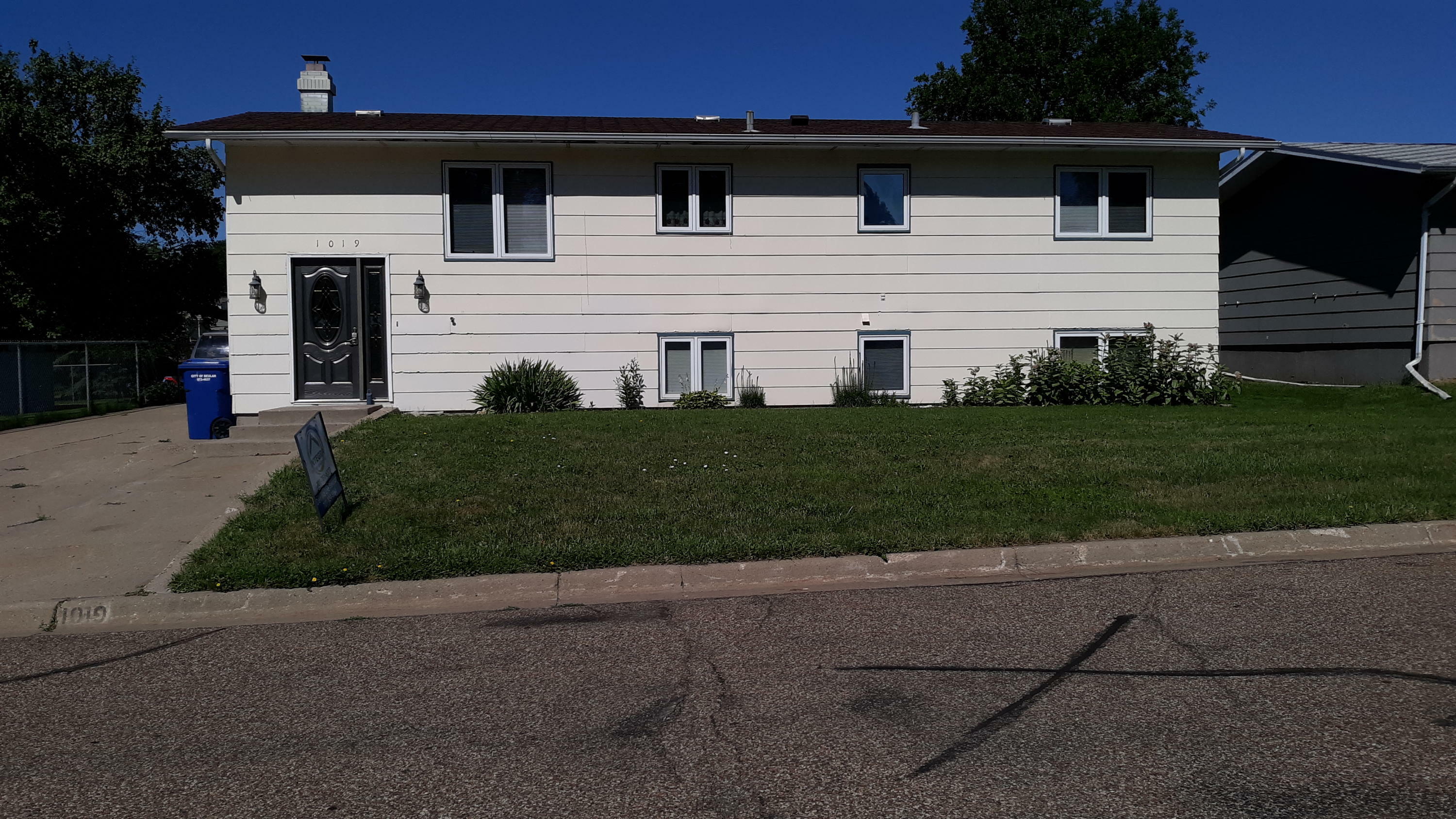 Property Photo:  1019 Blackstone Lane  ND 58523 