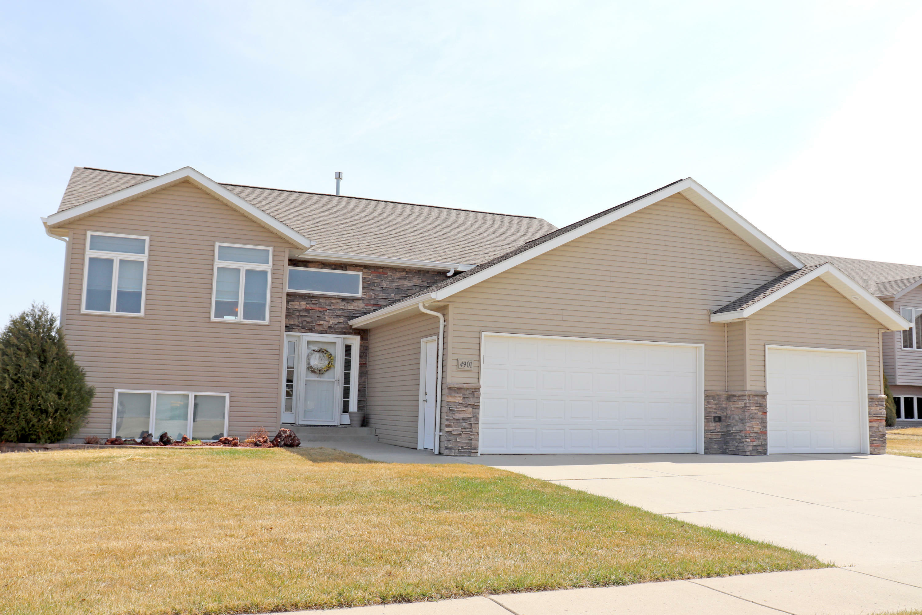 Property Photo:  4901 Driftwood Lane  ND 58503 