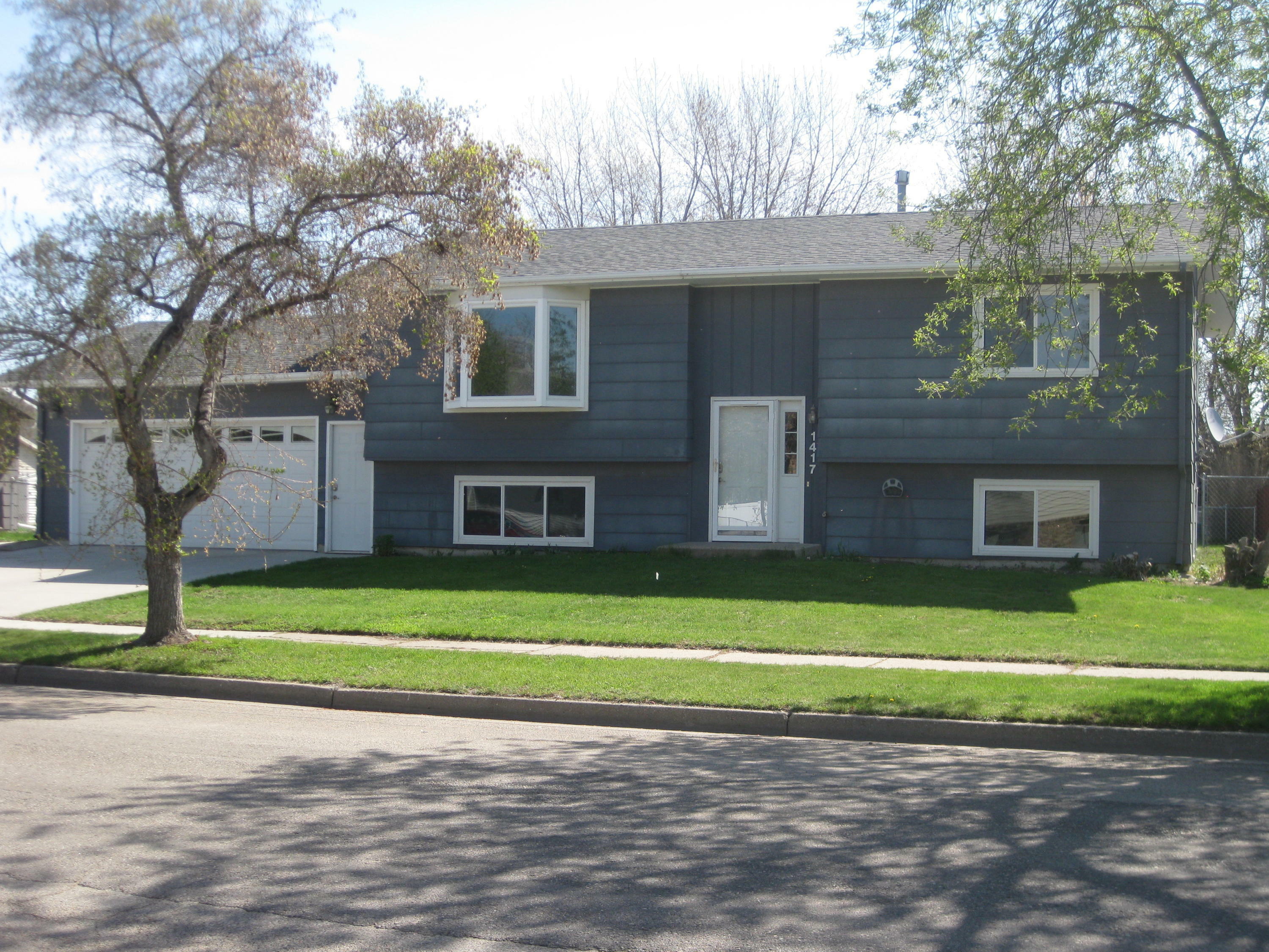 Property Photo:  1417 Portland Drive  ND 58504 