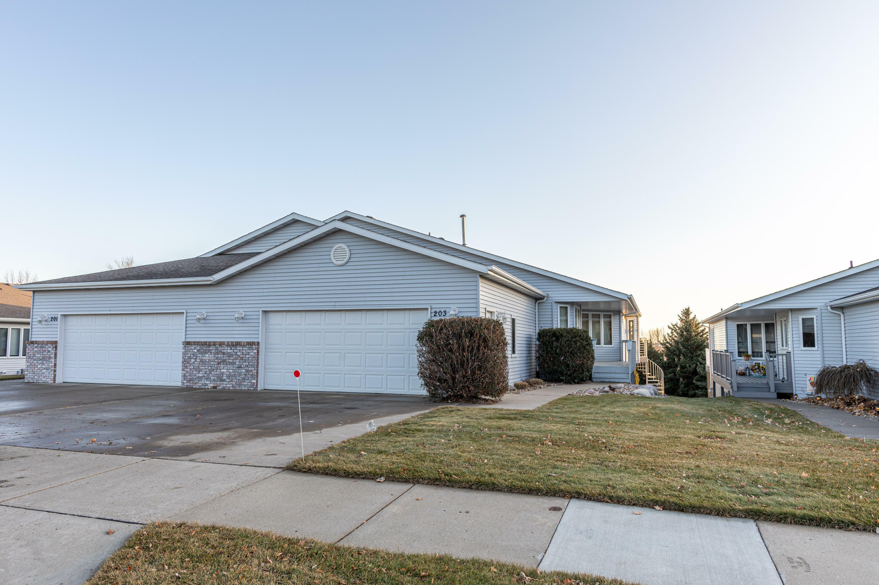 Property Photo:  203 Aspen Avenue  ND 58503 