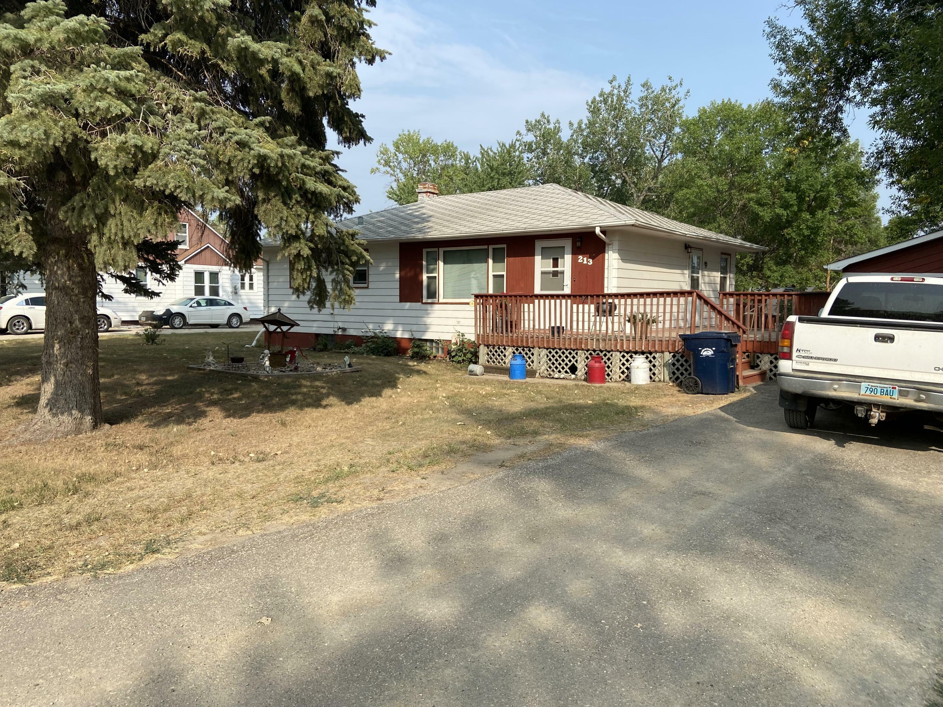 Property Photo:  213 Bradford Avenue  ND 58444 