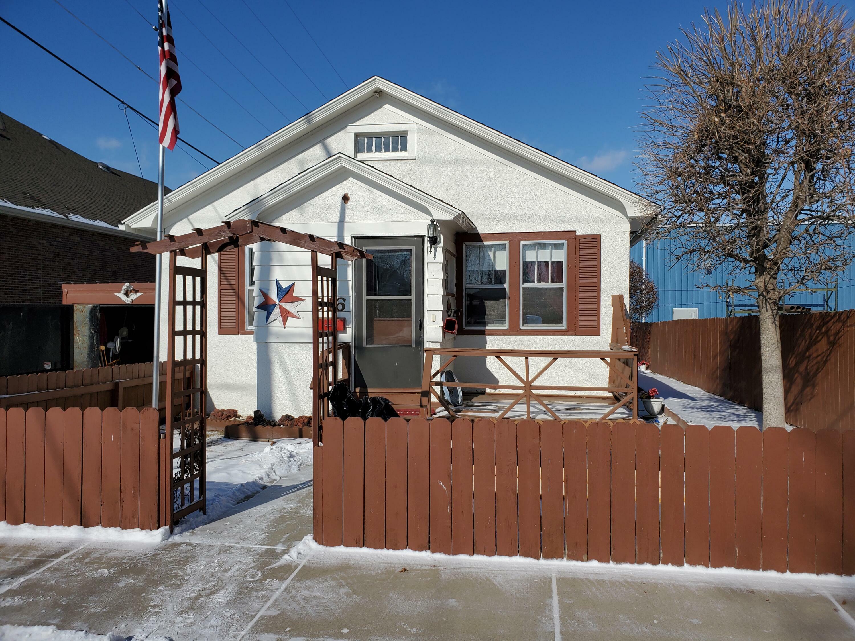 Property Photo:  916 Sweet Avenue  ND 58504 