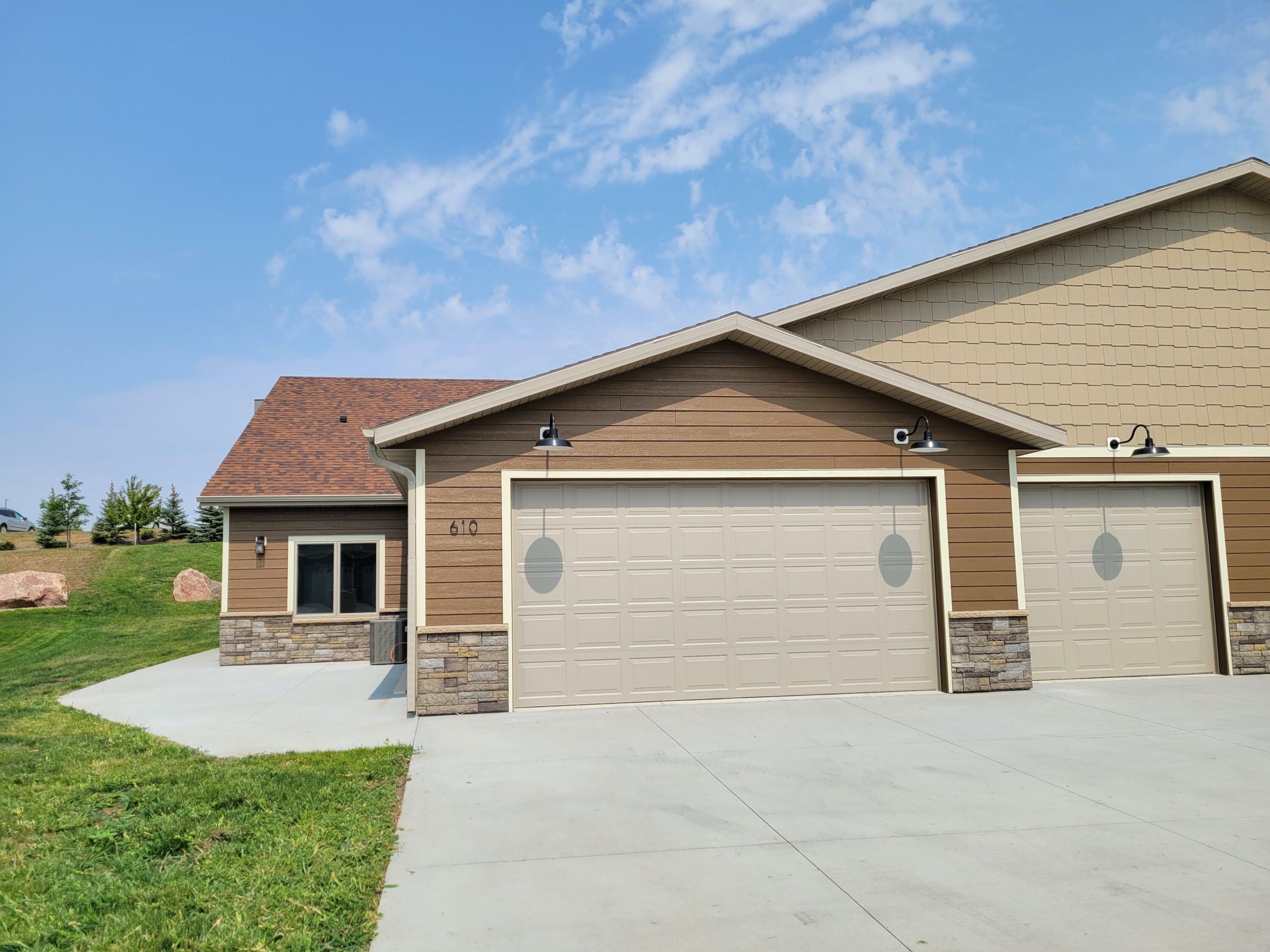 Property Photo:  610 Nelson Drive  ND 58503 