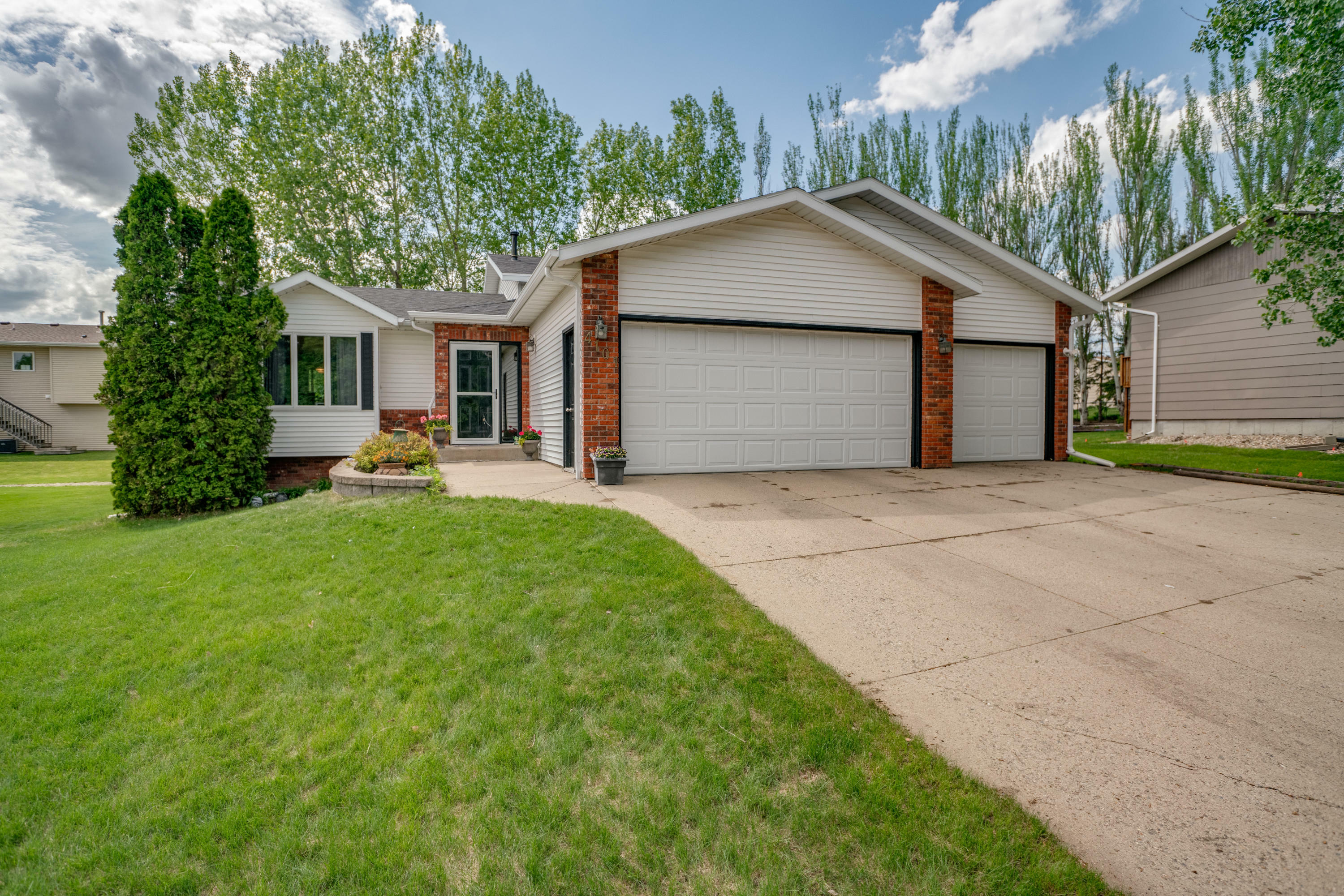 Property Photo:  4101 37th Avenue NW  ND 58554 