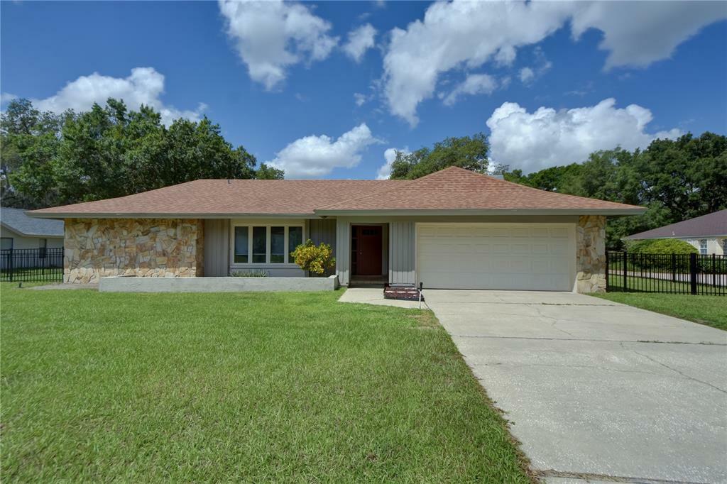 Property Photo: 1305 Cambron Drive FL 33596
