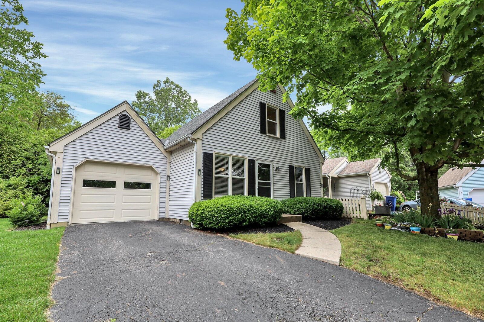 Property Photo:  1060 Chatham W Lane  OH 43015 