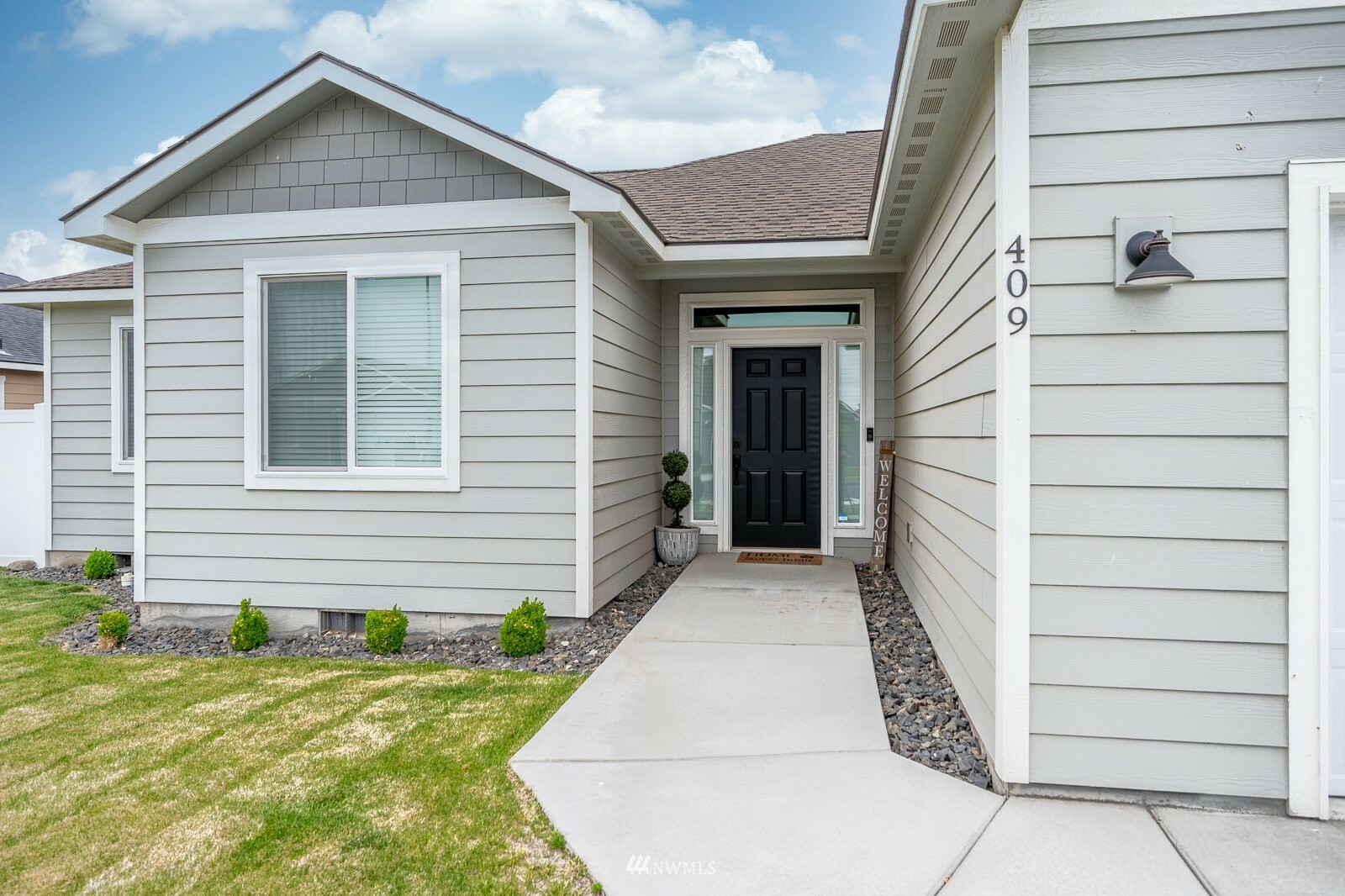 Property Photo:  409 S Trillium Way  WA 98837 