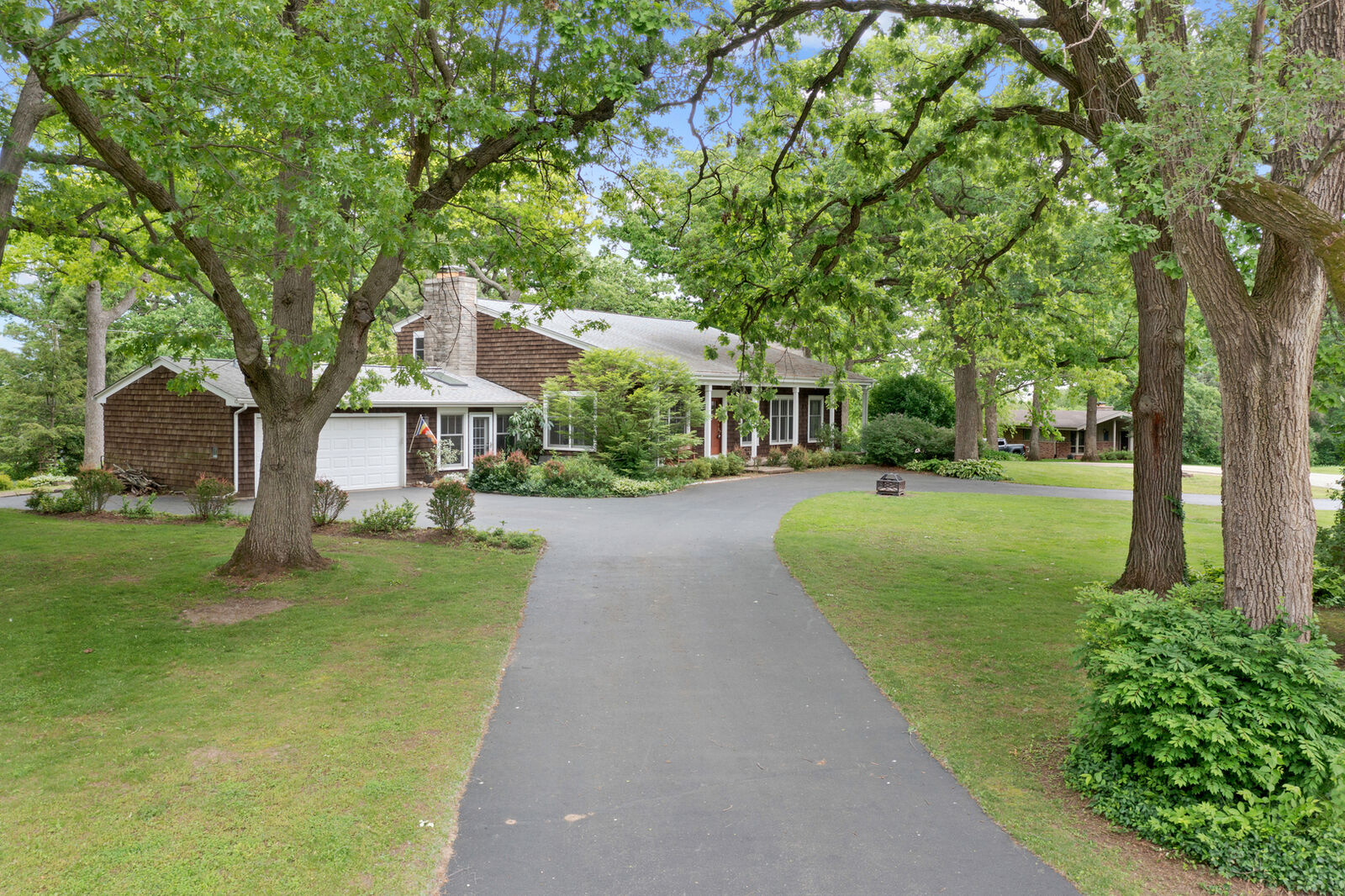 Property Photo: 1033 Beau Brummel Drive IL 60118