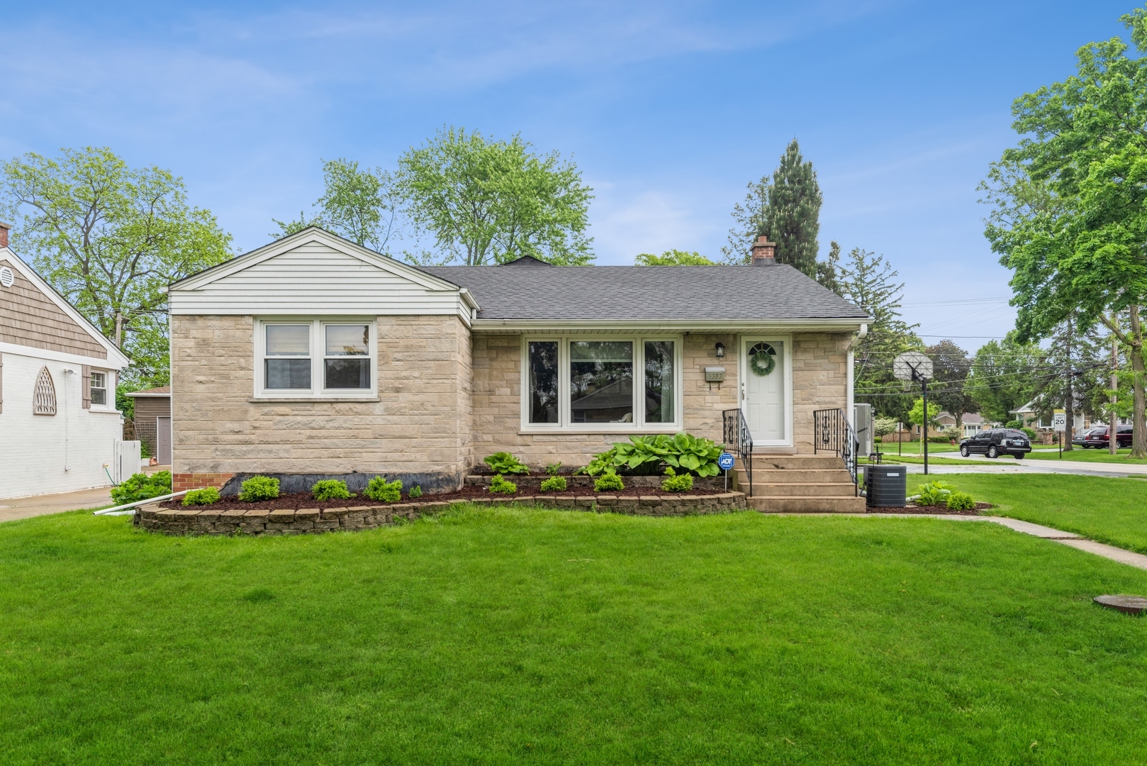 Property Photo:  1393 S 6th Avenue  IL 60018 