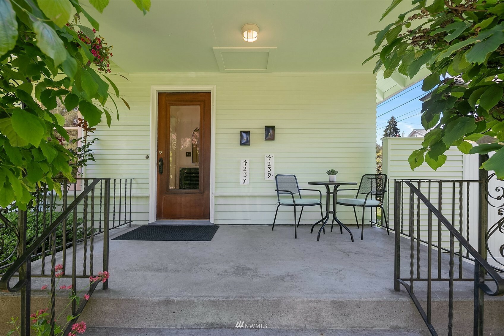 Property Photo:  4239 Thackeray Place NE  WA 98105 