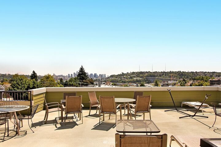 Property Photo: 1310 N Lucas Place 202 WA 98103