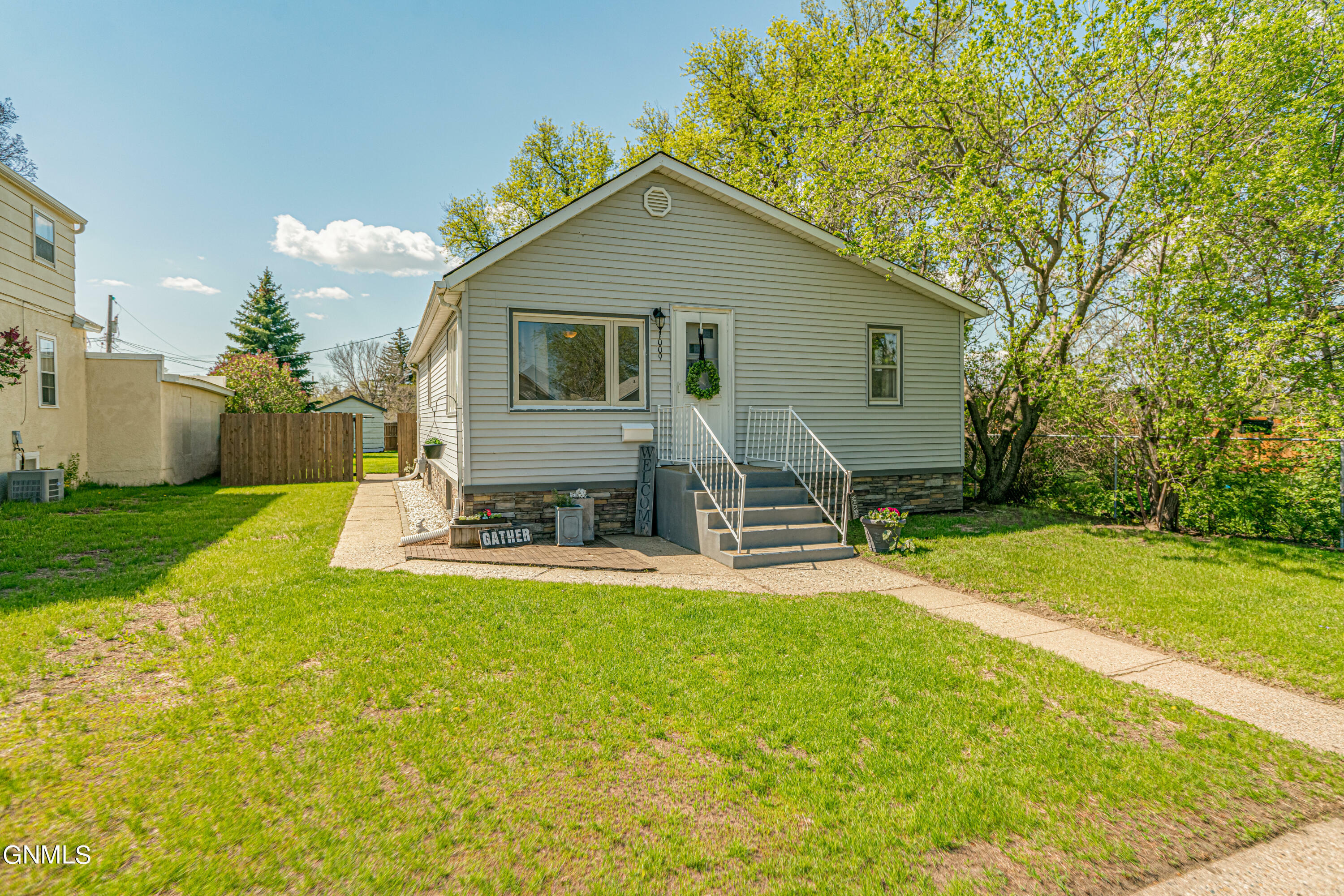 Property Photo:  1009 4th Street SW  ND 58554 