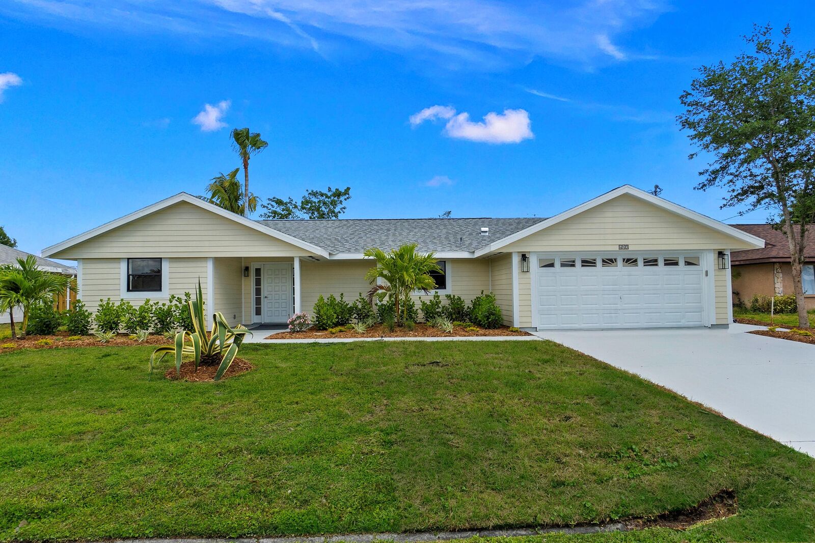 Property Photo:  643 SE Crescent Avenue  FL 34984 
