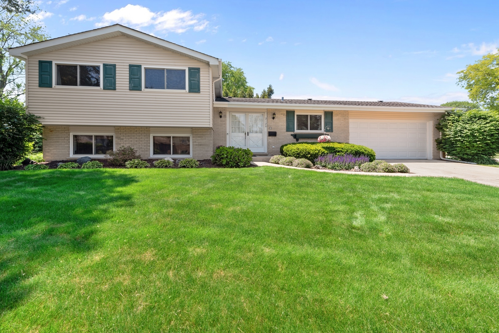 Property Photo:  2126 N Elizabeth Drive  IL 60004 