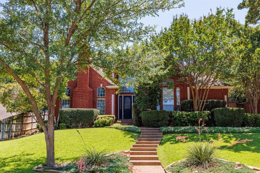 Property Photo:  2817 Kingswood Drive  TX 76051 