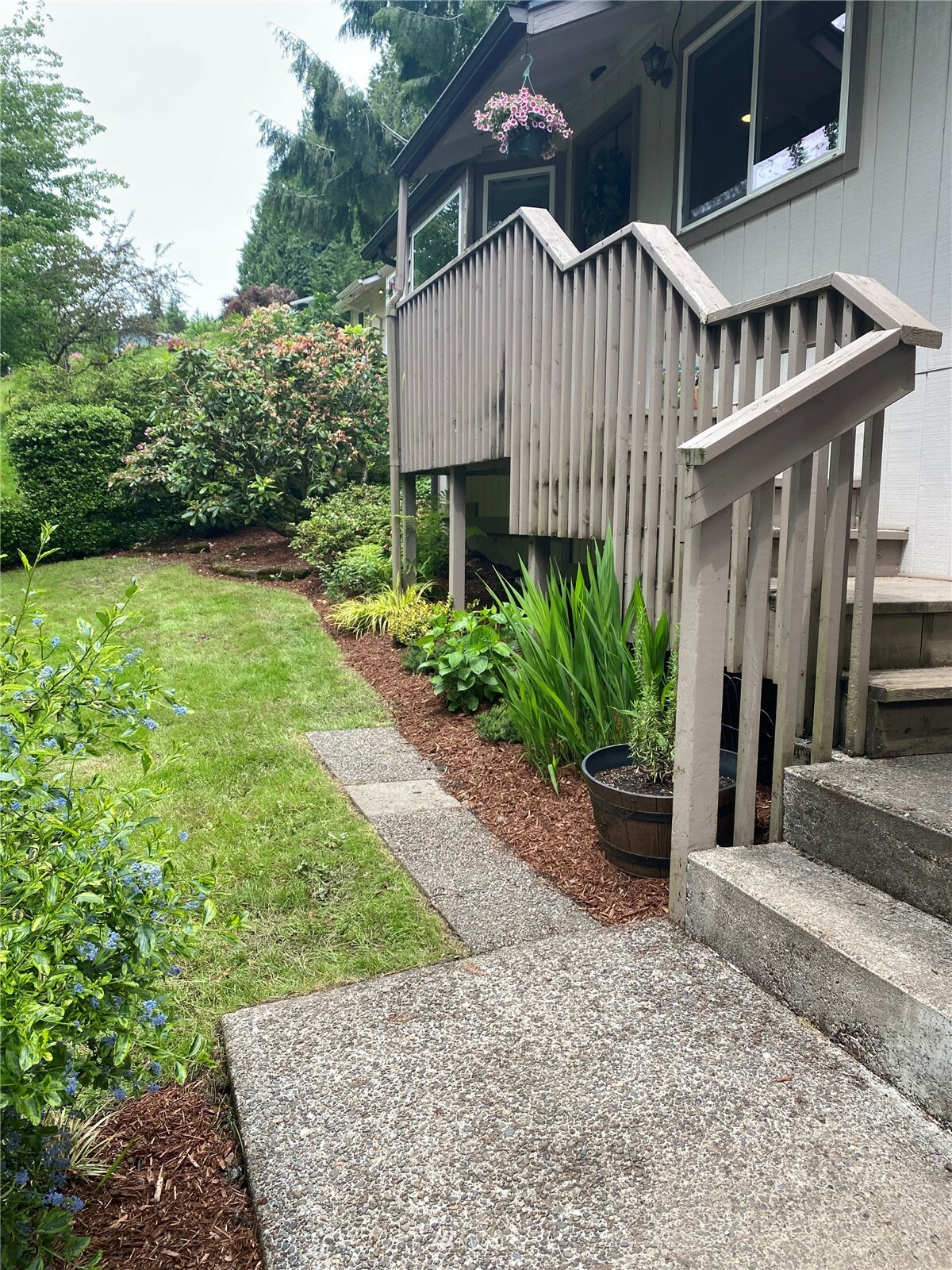 Property Photo:  606 N 23rd Avenue  WA 98626 