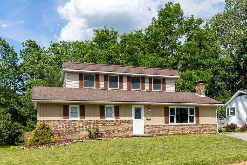 Property Photo: 231 Willowbrook Drive OH 44907