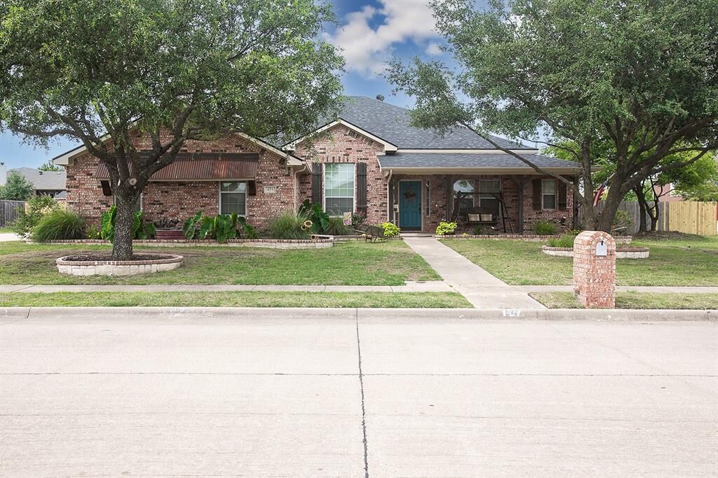 Property Photo:  421 Mountain Peak Bend  TX 76065 