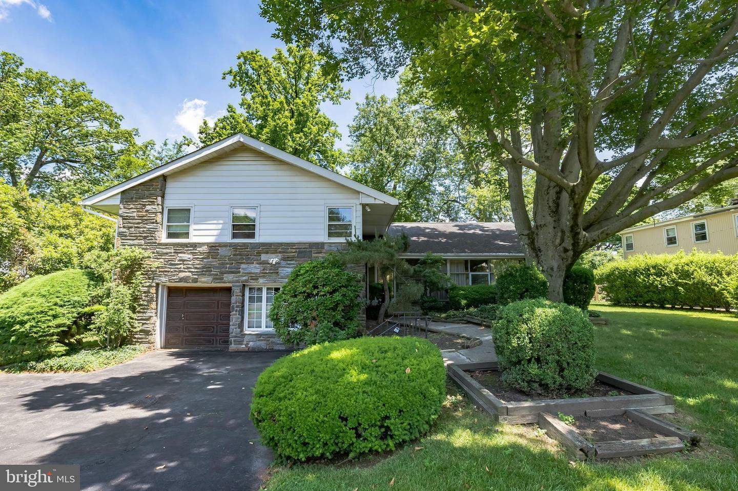 Property Photo:  1427 Autumn Road  PA 19046 