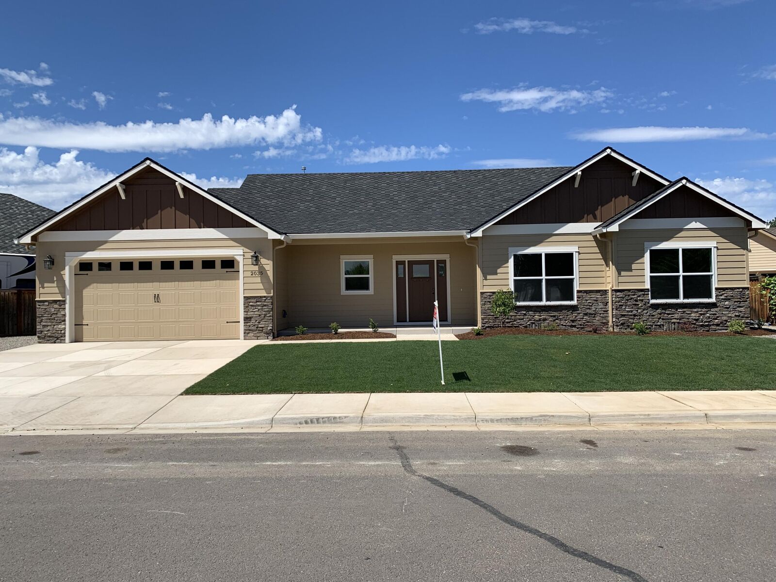 Property Photo:  2035 Rabun Way  OR 97502 