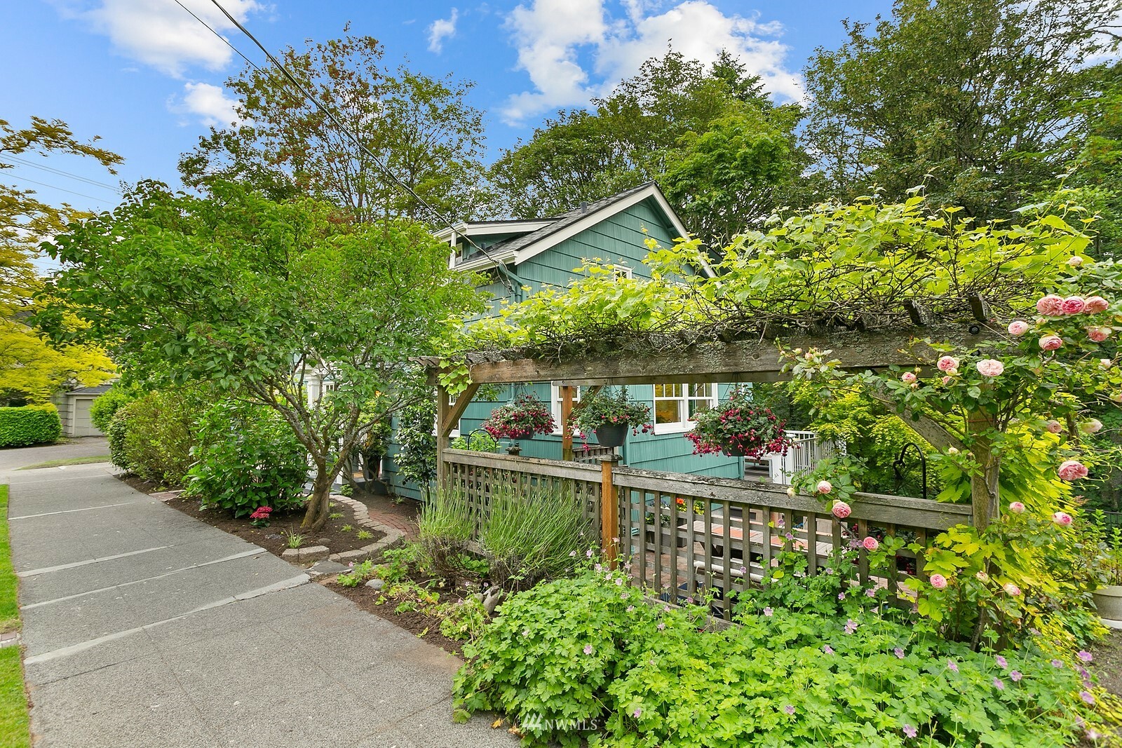 Property Photo:  2702 Walnut Avenue SW  WA 98116 