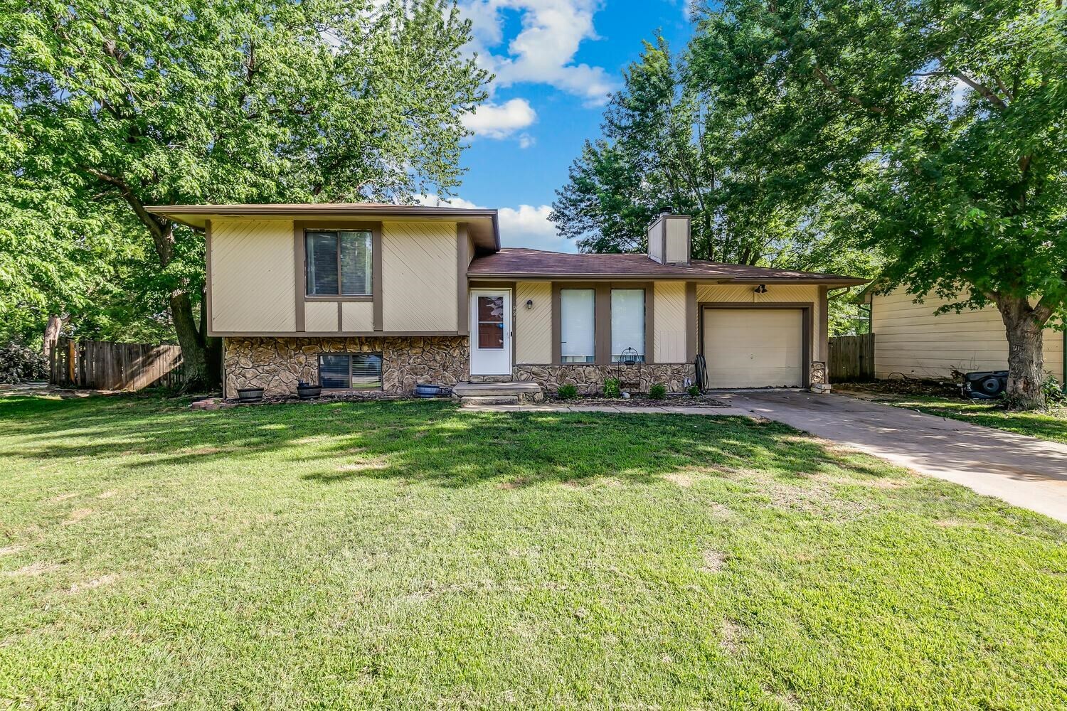 Property Photo: 931 E 54th St S KS 67216