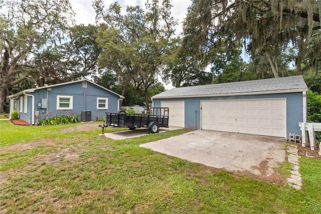 Property Photo:  116 Ten Oak Place  FL 33594 