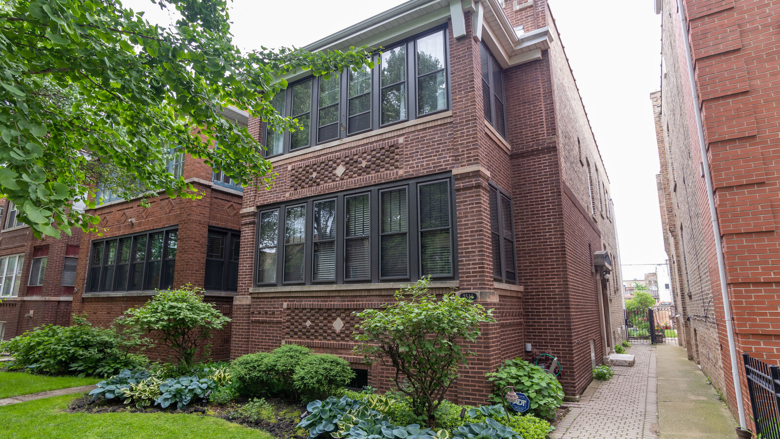Property Photo: 2549 W Wilson Avenue IL 60625