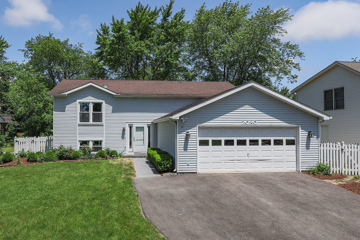 Property Photo:  2080 Maplewood Circle  IL 60563 