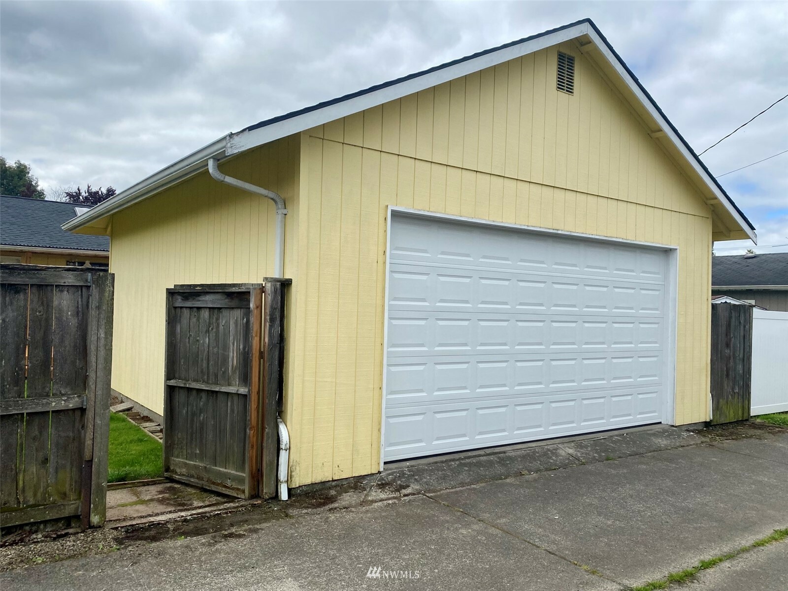 Property Photo:  2762 Maple Street  WA 98632 