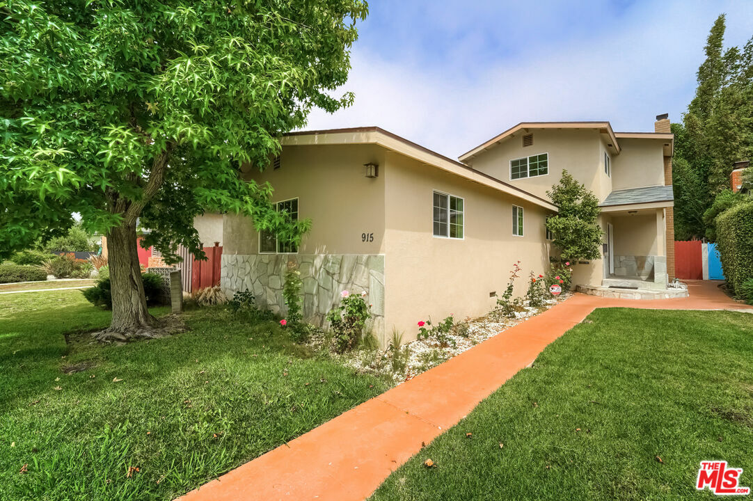 Property Photo: 915 Flower Ave CA 90291
