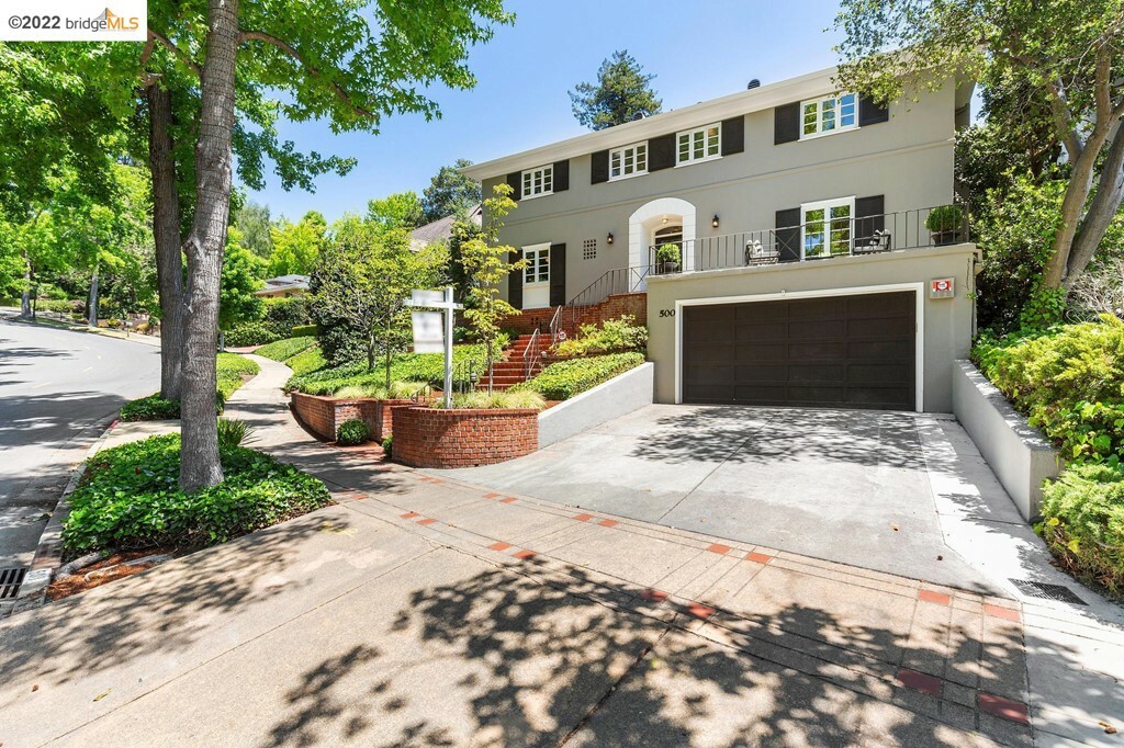 Property Photo: 500 Hampton Rd CA 94611