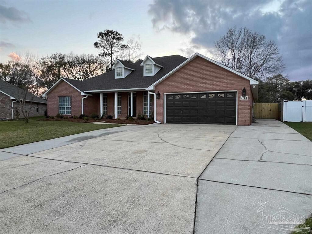 Property Photo: 1113 Carla Dr FL 32533