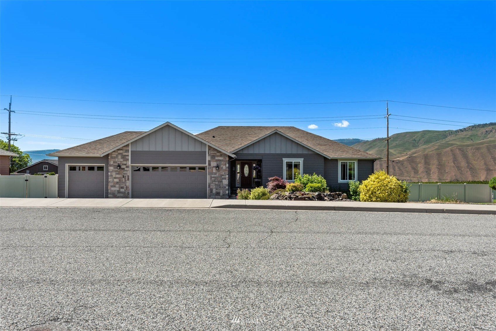 Property Photo:  955 Ridge Crest Drive  WA 98801 