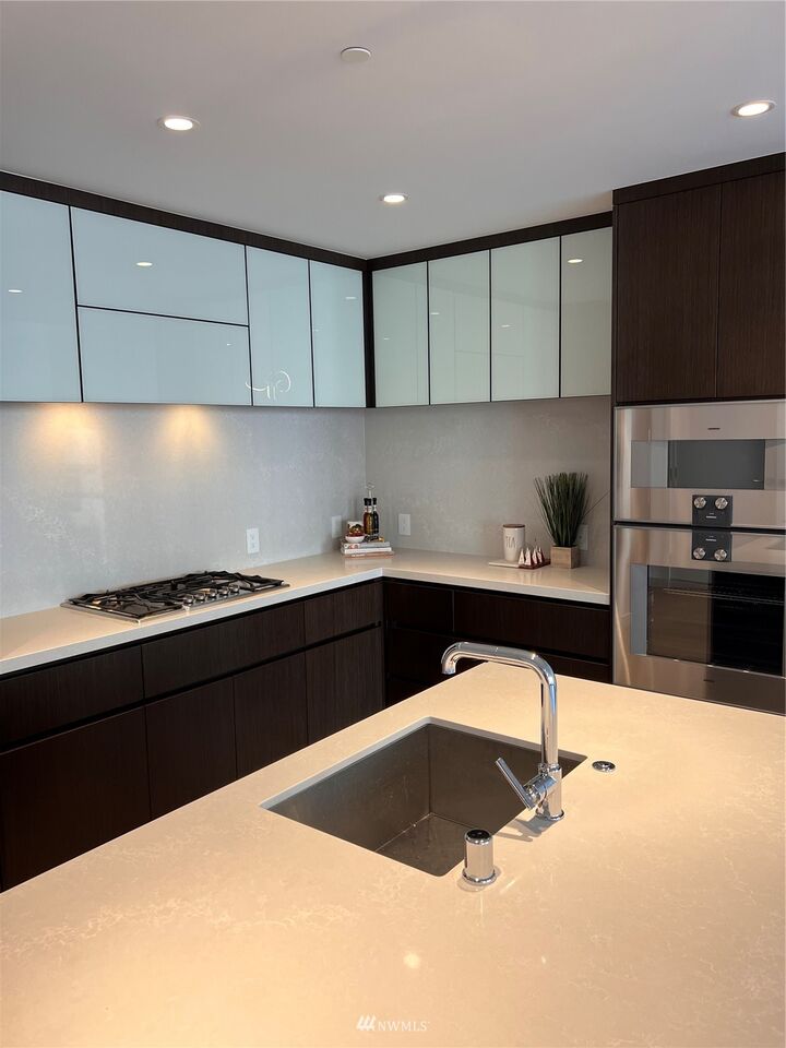 Property Photo:  188 Bellevue Way NE 502  WA 98004 