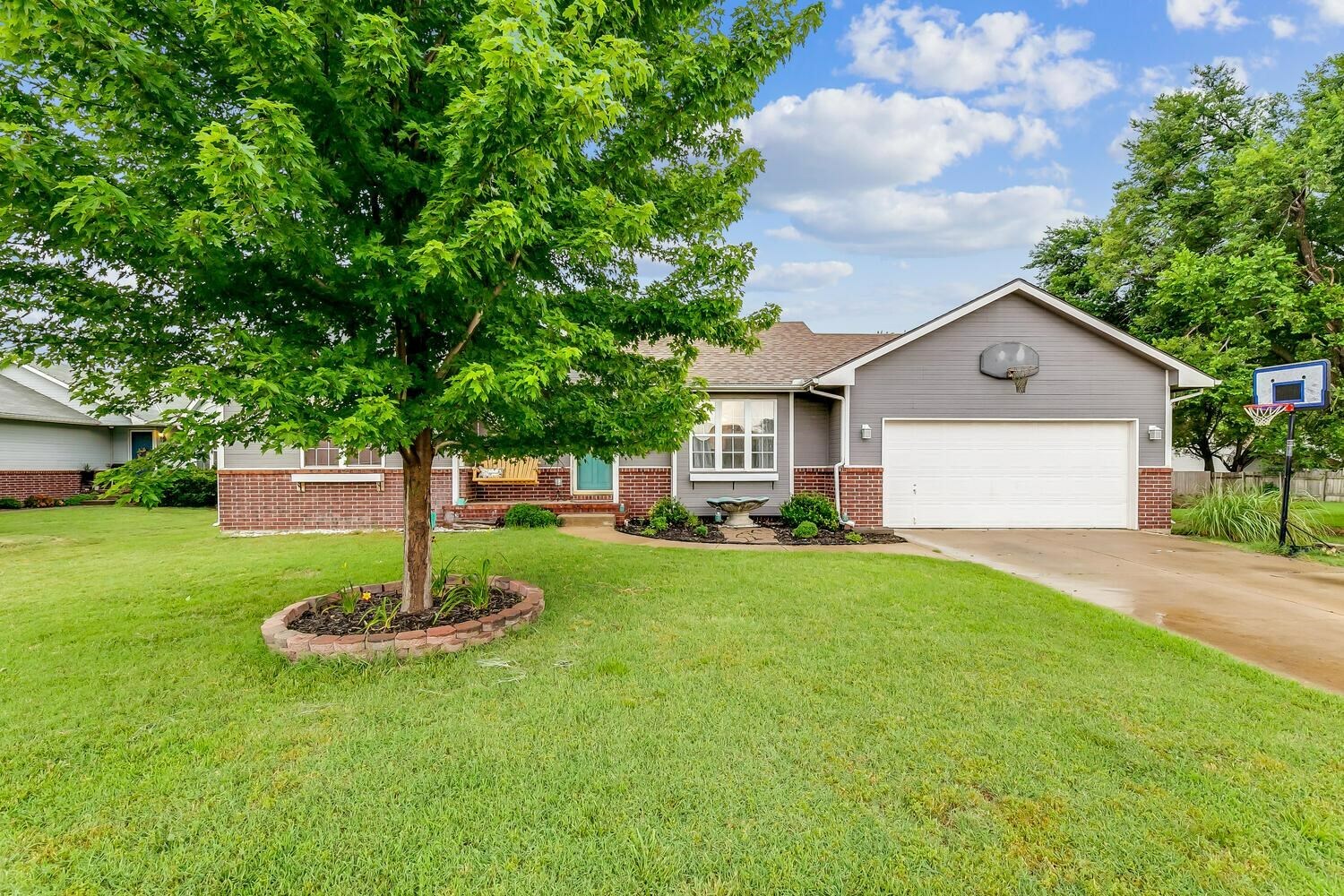 Property Photo: 846 E Karla Ct KS 67060